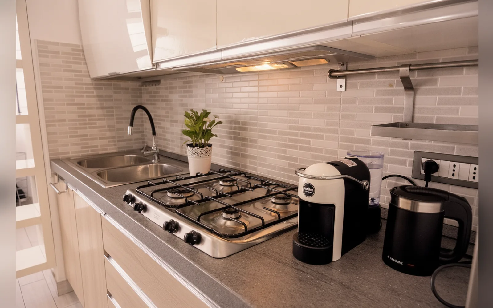Zona living con cucina e area pranzo — Positive Energy Home, Palermo (Sicilia) (foto 8)